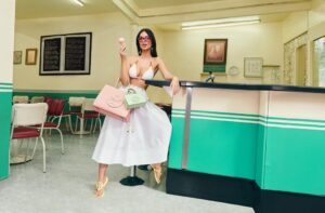 Emily Ratajkowski protagoniza la campaña de la colección verano 2024 “Ice Cream Shop” de Tory Burch. Filmada en Ciudad de México