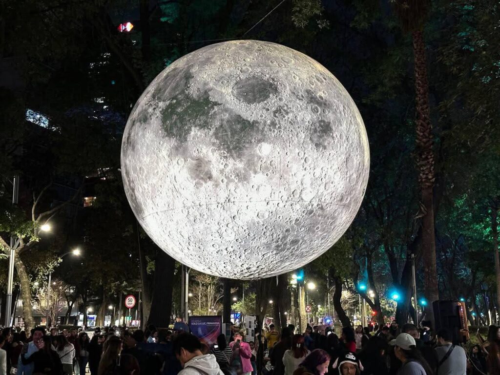 La luna gigante ilumina Reforma: el spot más mágico (y viral) de la CDMX