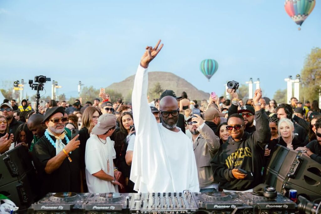 De atardecer a amanecer: Black Coffee conquista Teotihuacán con un show inolvidable