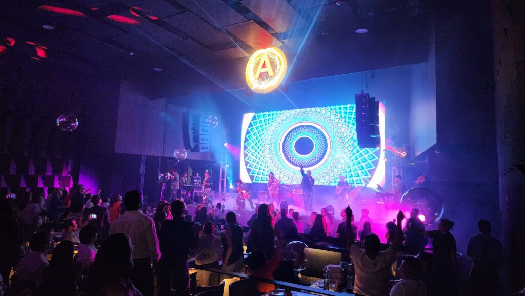 Retrovibe encendió la noche en Alboa Metepec con un lleno espectacular