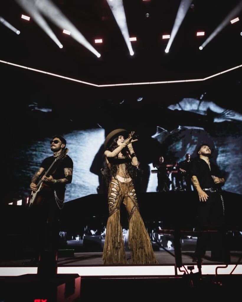 Belinda sorprende en concierto de Grupo Frontera y desata la locura en CDMX