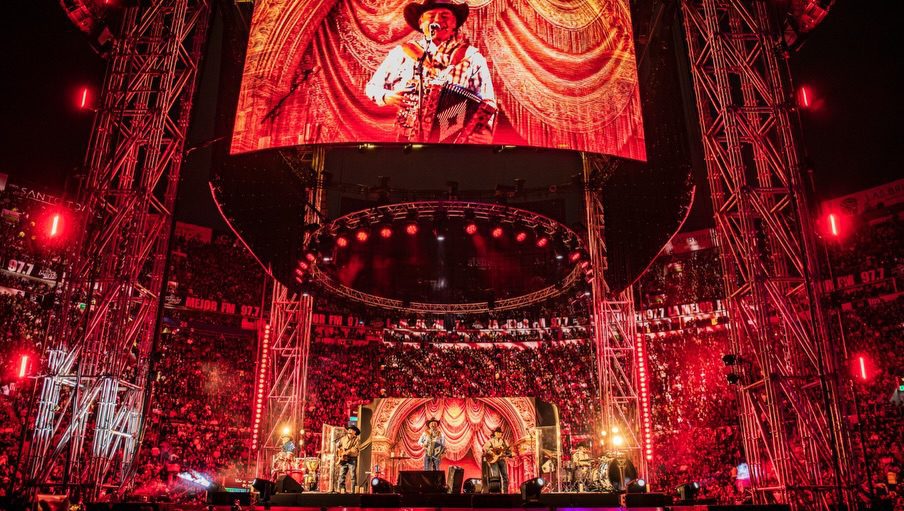 Intocable hizo vibrar la Plaza de Toros con una noche histórica