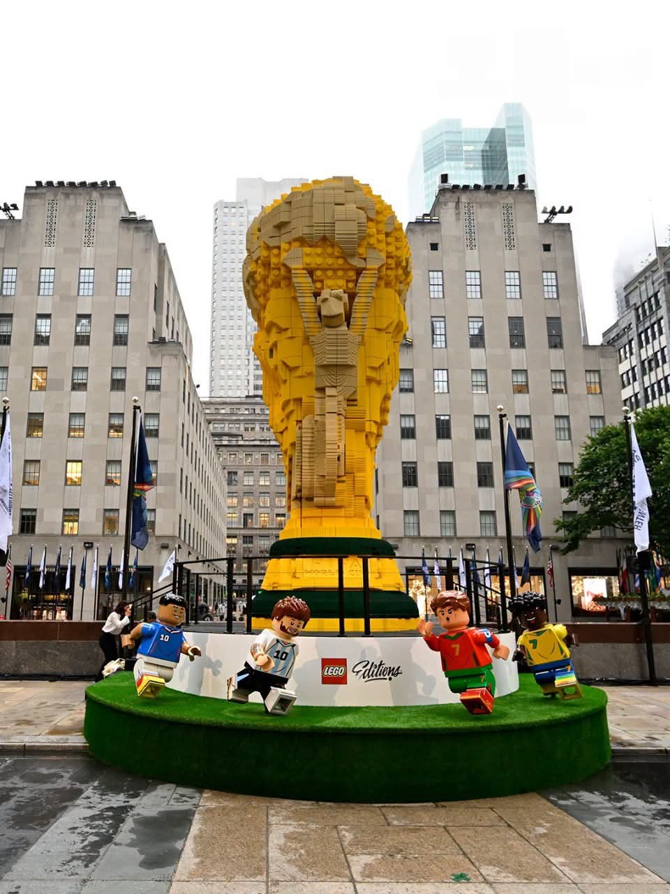 LEGO construyó una gigantesca Copa del Mundo construida con más de 1.3 millones de piezas