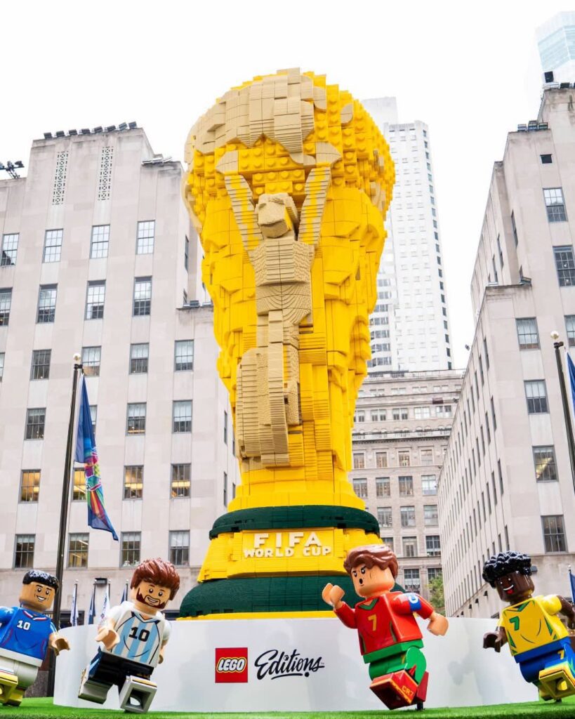 LEGO construyó una gigantesca Copa del Mundo construida con más de 1.3 millones de piezas