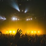 Escenario iluminado durante un concierto en vivo