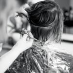 Corte de cabello en salón de belleza, imagen ilustrativa