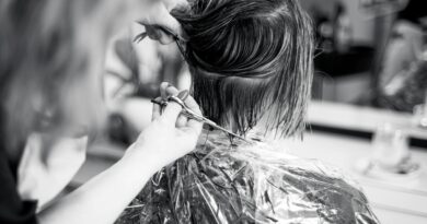 Corte de cabello en salón de belleza, imagen ilustrativa