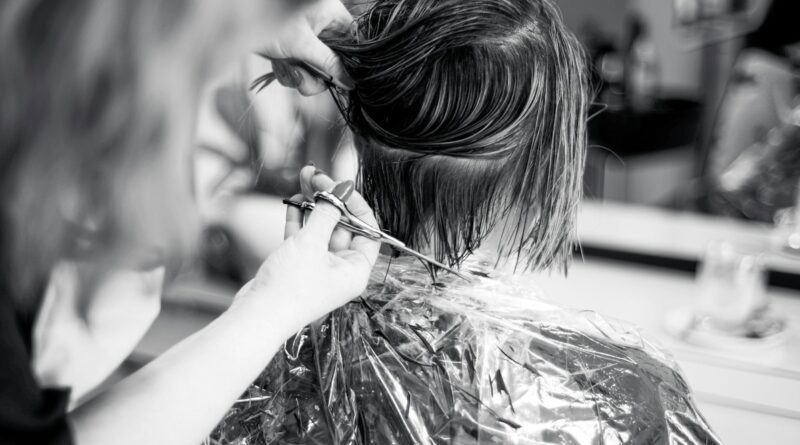 Corte de cabello en salón de belleza, imagen ilustrativa