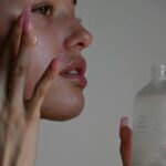 Persona aplicando suero facial, imagen ilustrativa de skincare
