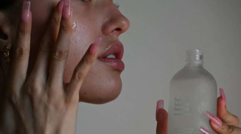 Persona aplicando suero facial, imagen ilustrativa de skincare
