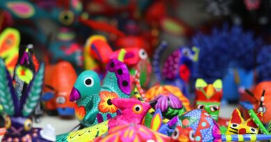 Artesanías mexicanas coloridas