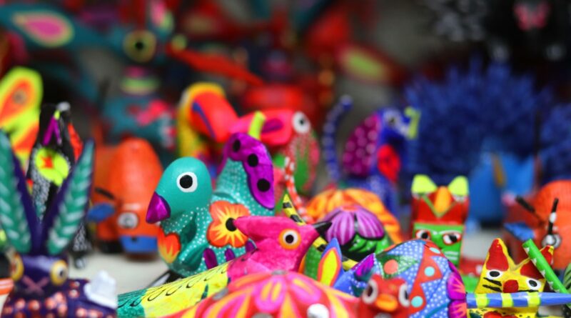 Artesanías mexicanas coloridas
