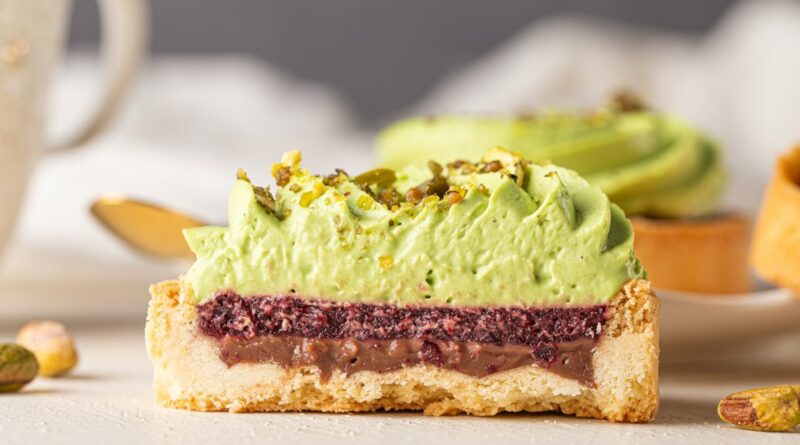 Pastel con pistacho para artículo de tendencias de gastronomía