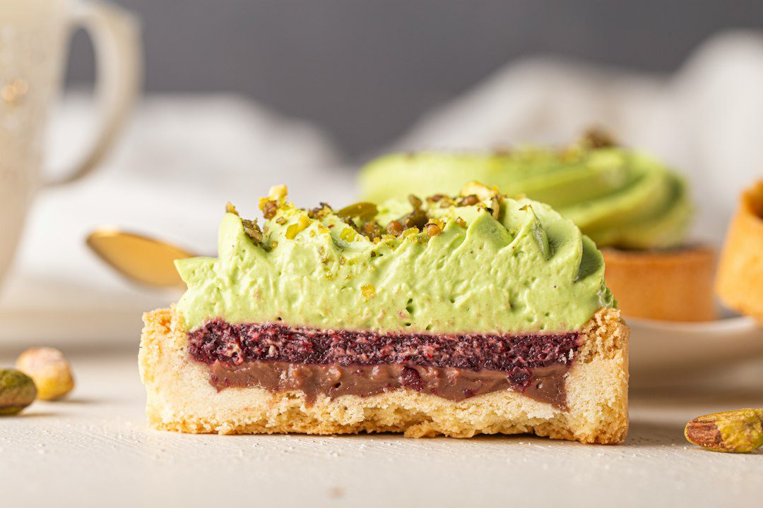 Pastel con pistacho para artículo de tendencias de gastronomía