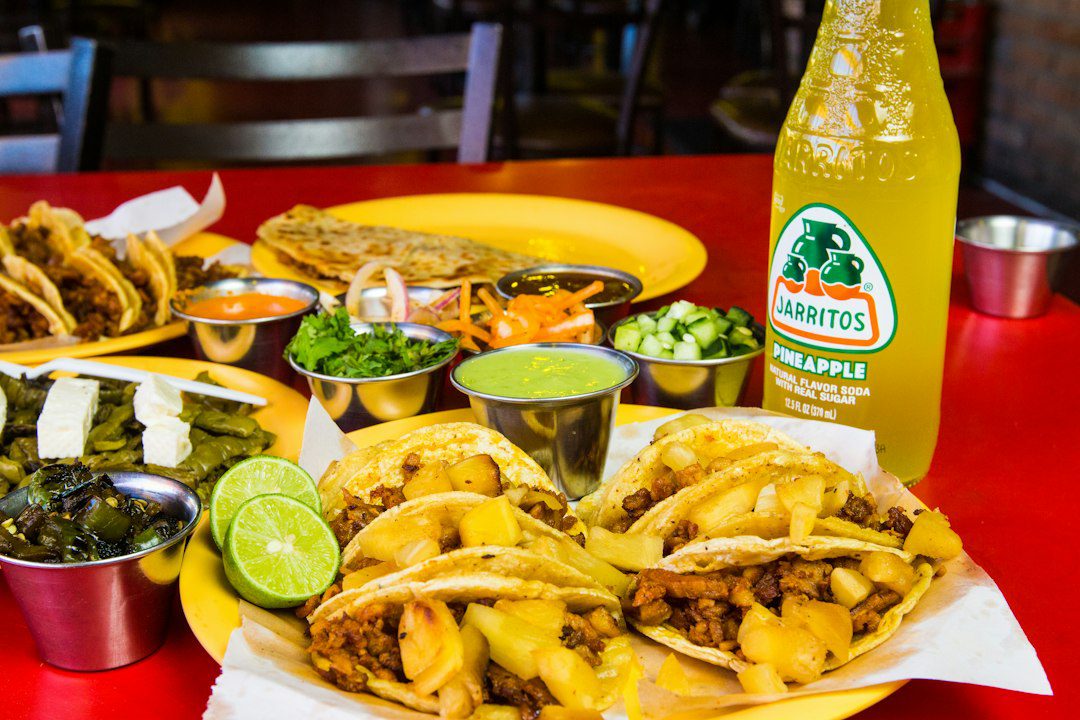 Tacos al pastor en una mesa: pizza frente a tacos en el reparto a domicilio