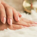 Manicura con uñas pintadas, imagen ilustrativa