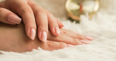 Manicura con uñas pintadas, imagen ilustrativa